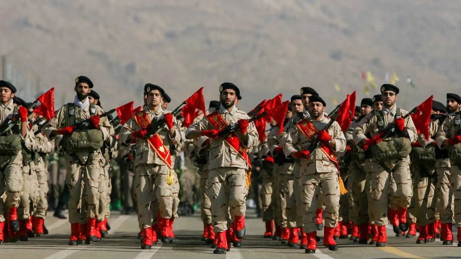 إيران تبدأ تعبئة الفدائيين