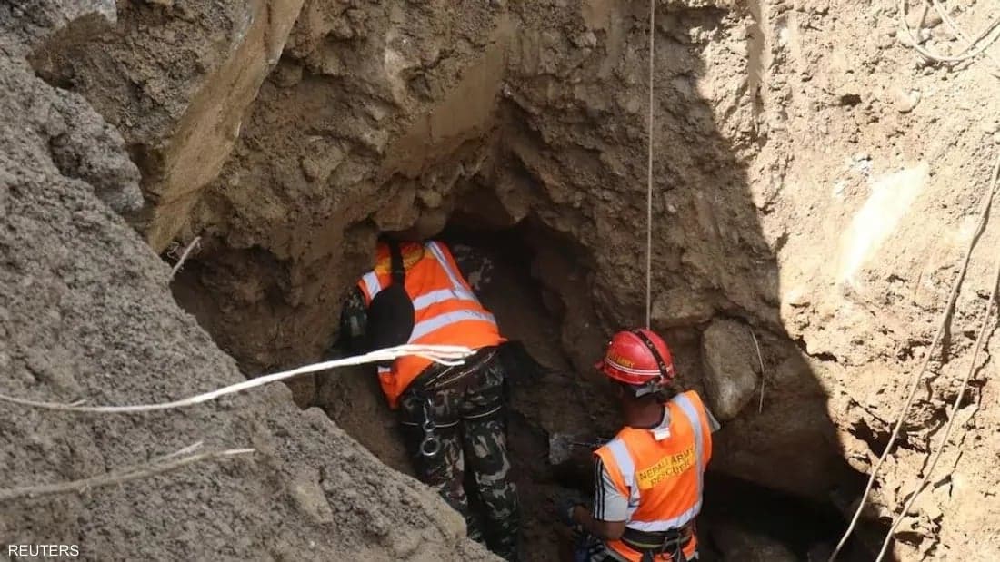 سباق حياة ووفاة بين 500 عامل في أنفاق نيبال