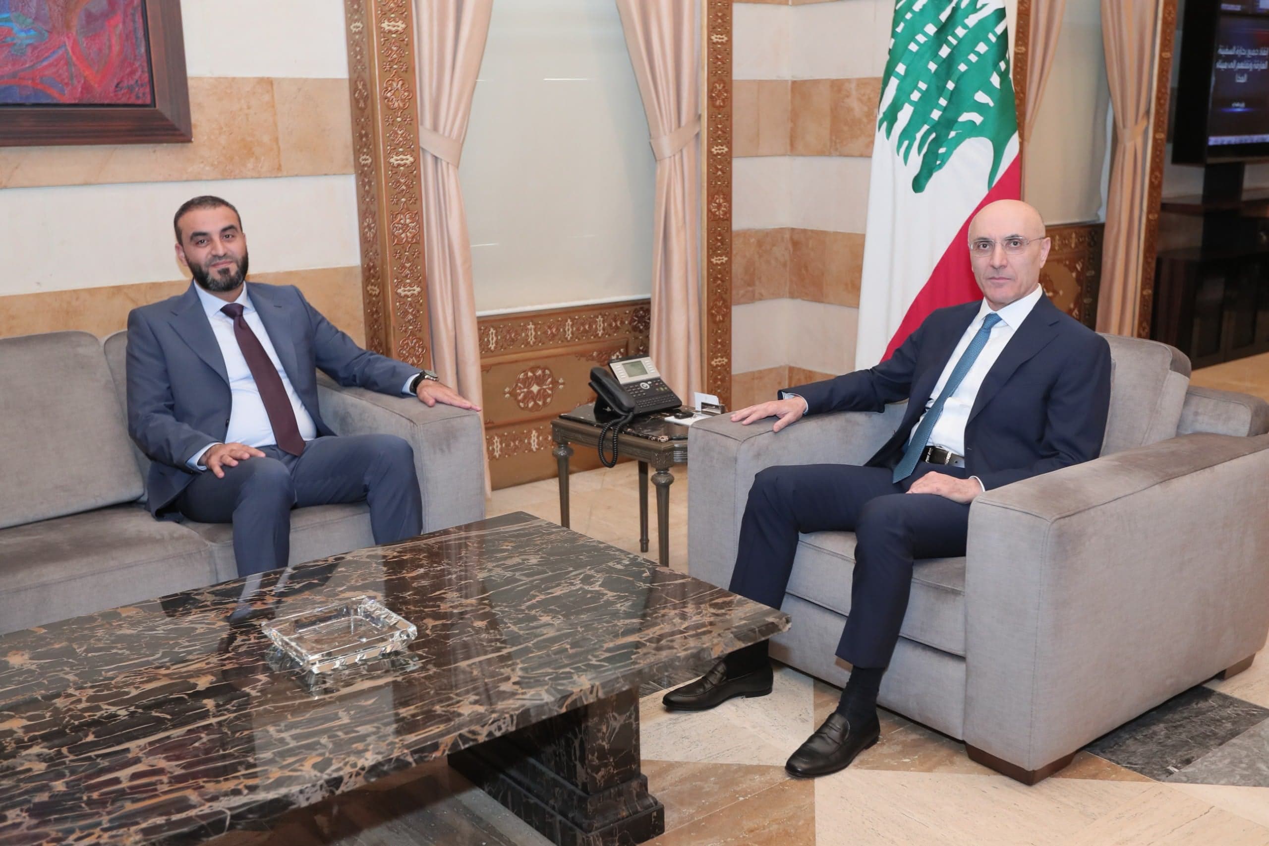 الحجار يناقش تعزيز التعاون الأمني مع سوريا