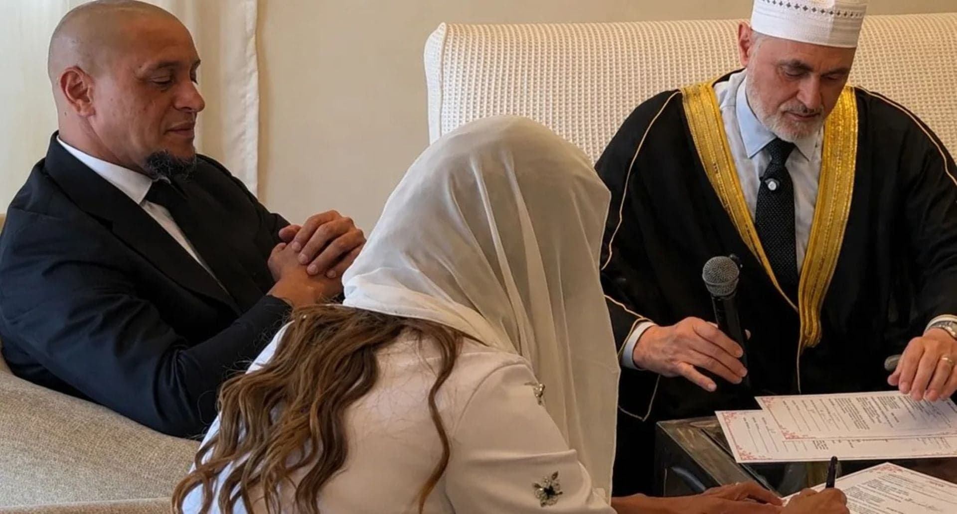 Roberto Carlos's Arab wife stirs social media