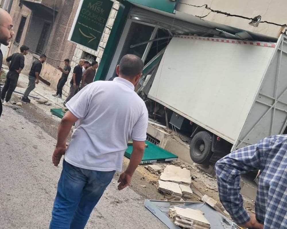 حاوية تندفع بين محلات عاليه وتسبب أضرار