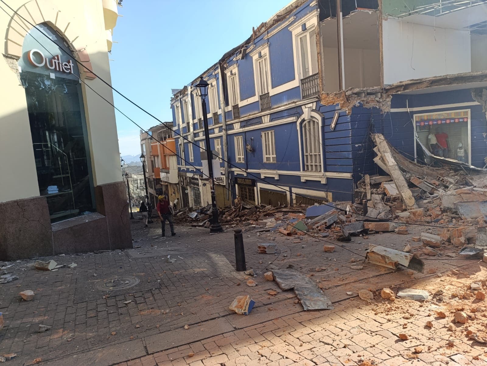 Initial footage of Colombia's strong quake