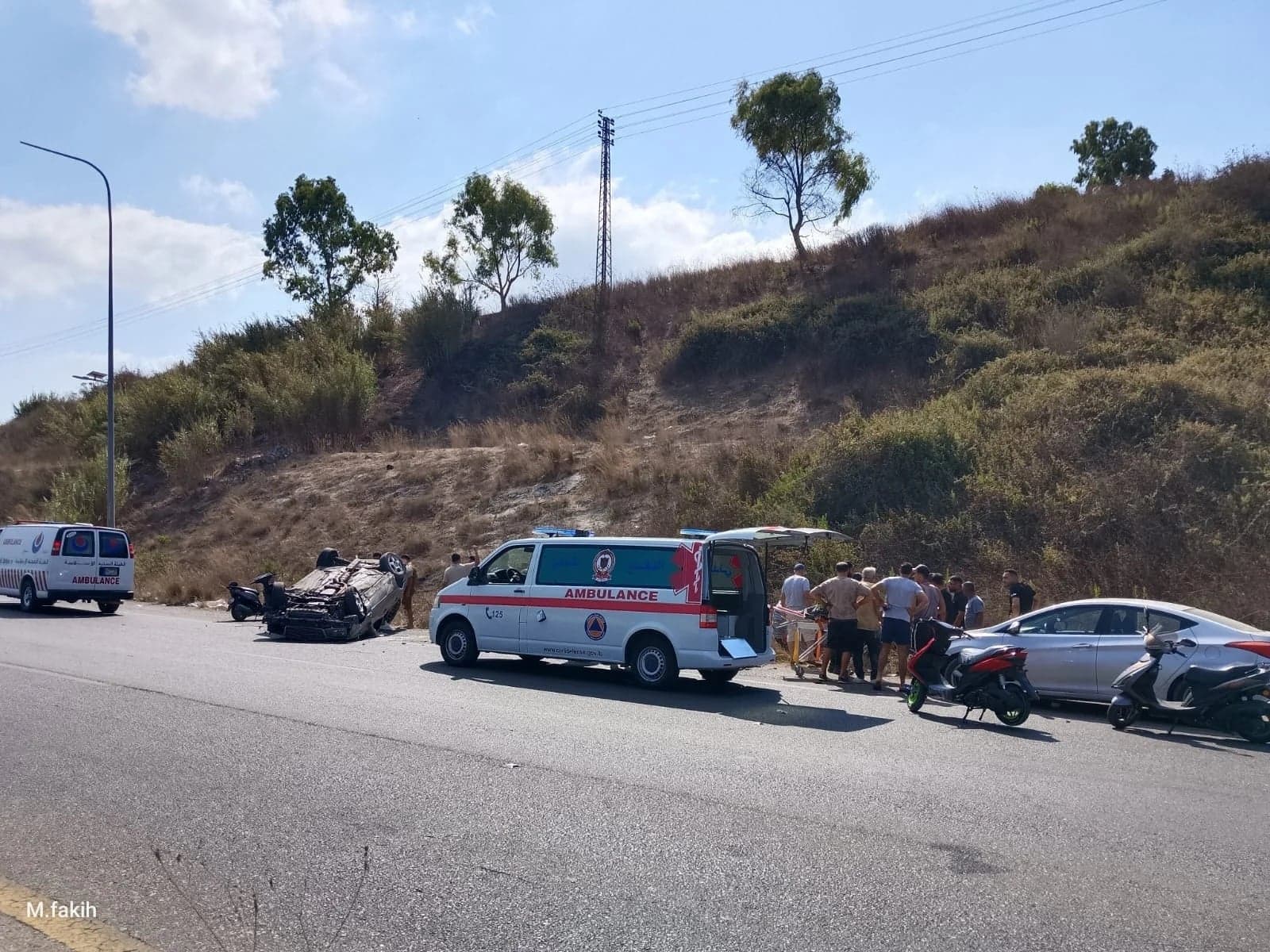 انقلاب سيارة من الجبل إلى الطريق