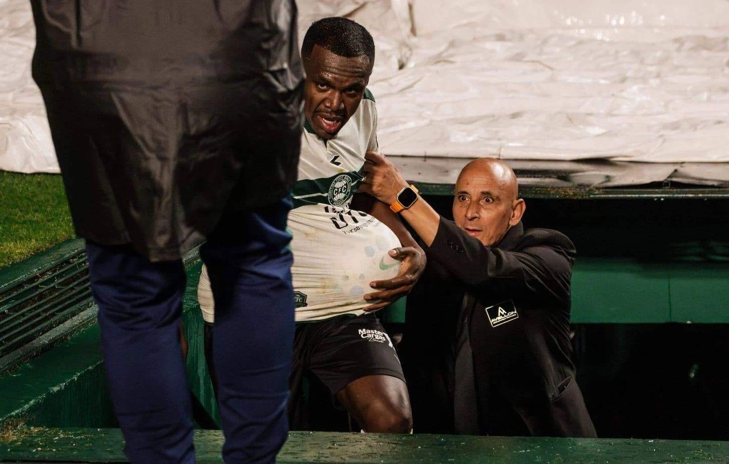 لاعب يسقط بعرق الملعب بعد هدف ملغى