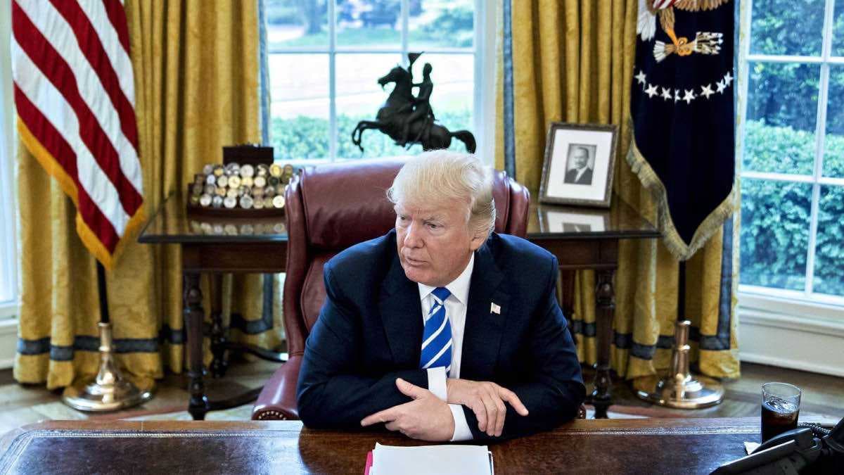 Trump warns Iran over Strait opening