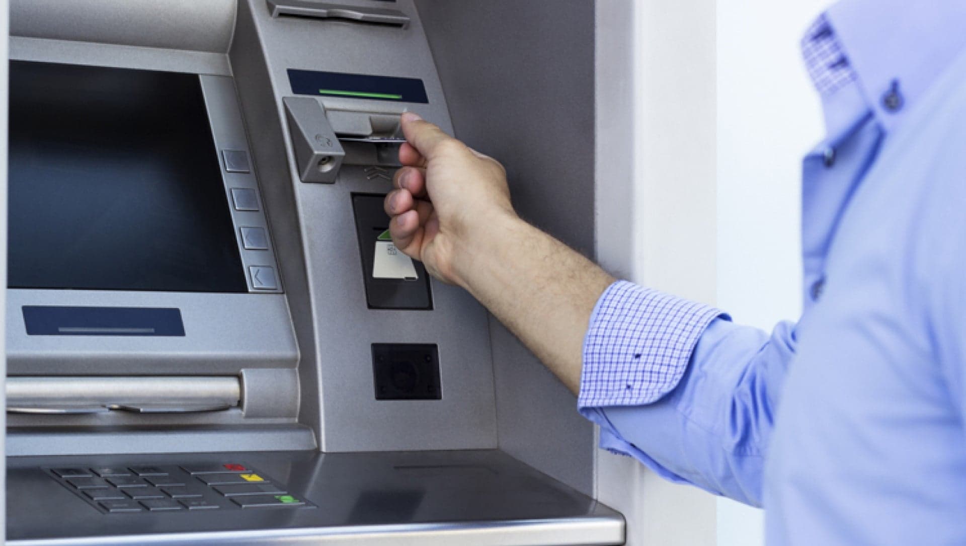 زيادة مرتقبة للموظفين والأسمر يوضح التفاصيل