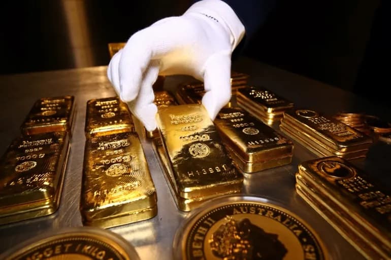 Gold price continues to fall
