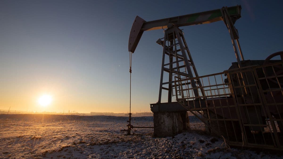 Oil slips as hopes boost diplomacy