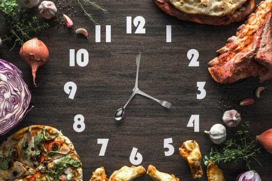 خيارات صحية قبل النوم لخفض الجوع وسكر الدم