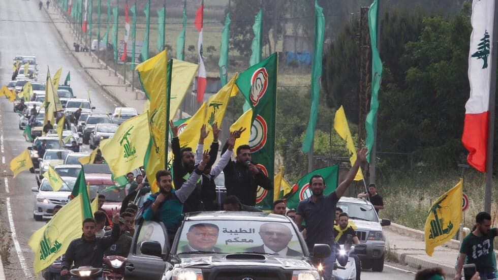 Symmetry of hope and strategy in political etiquette
