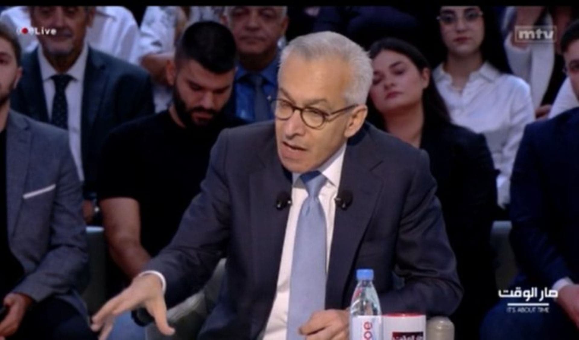 وزير الاقتصاد يحذر اللبنانيين من صعوبة الوضع
