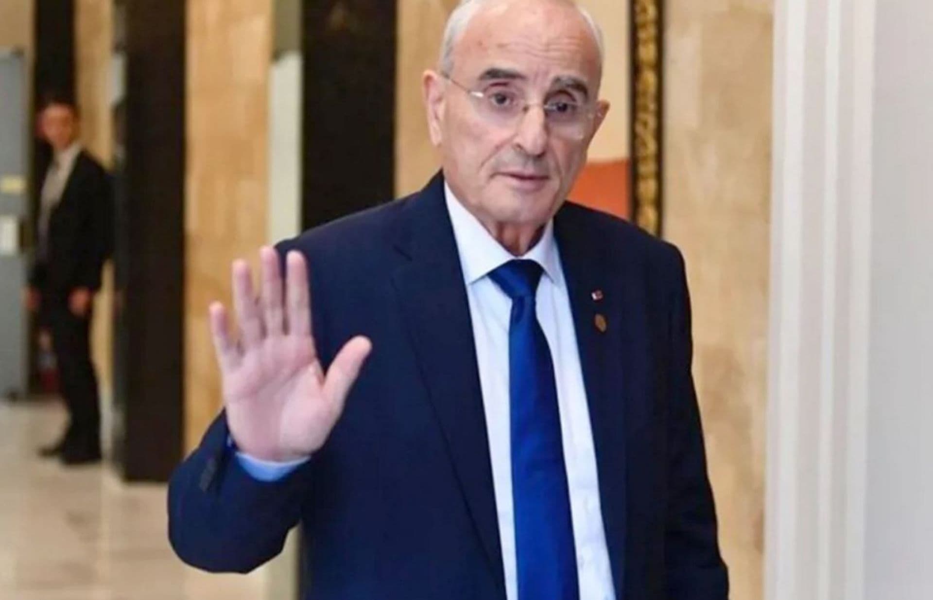وزير الدفاع يعبر عن أسفه لأسر الشهداء