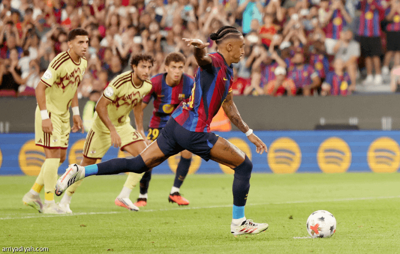 برشلونة يفوز على الأهلي بثنائية