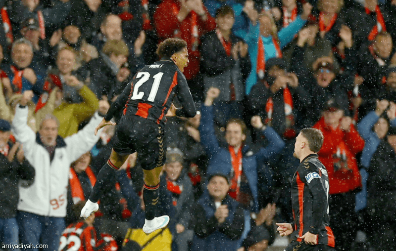 Bournemouth upsets Milan and Benfica leads