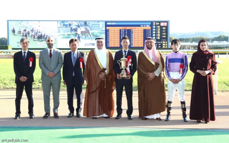 سلمان بن عبد الله يكرم مالك آقورديانو بكأس السعودية