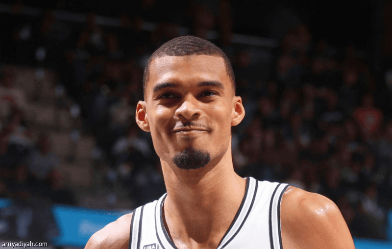 NBA: سبيرز يمدد عقد وي مينامي أميا