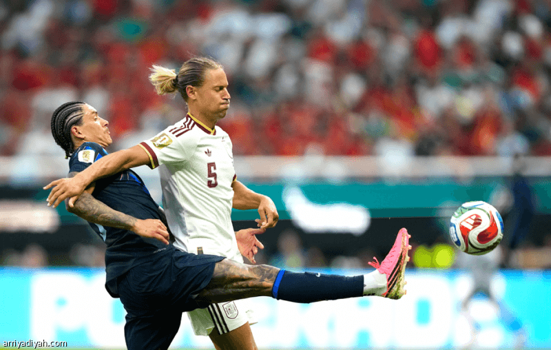Yurenti removes Spain's jersey