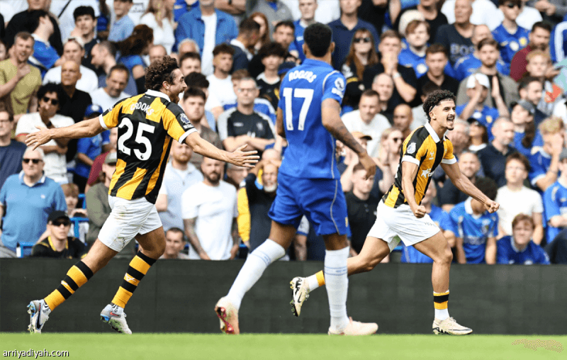 Pedro Keeps Chelsea Hot on Tigers
