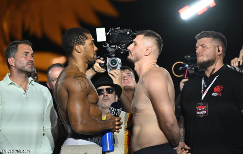 Boxers pass weigh-in for comeback