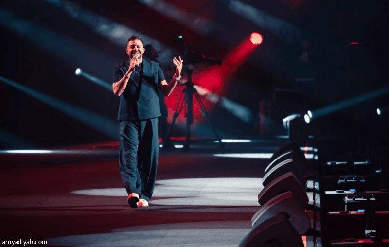 Hamaaky serenades Sherine during crowded night