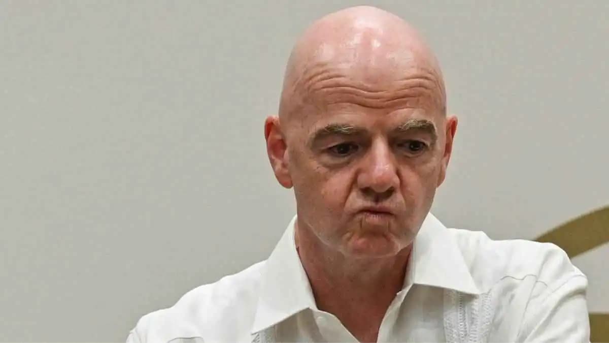 Football legends urge Infantino to step down