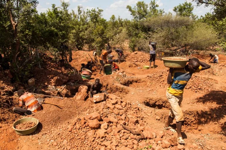 وفيات وإصابات في انهيار منجم ذهب بالسودان