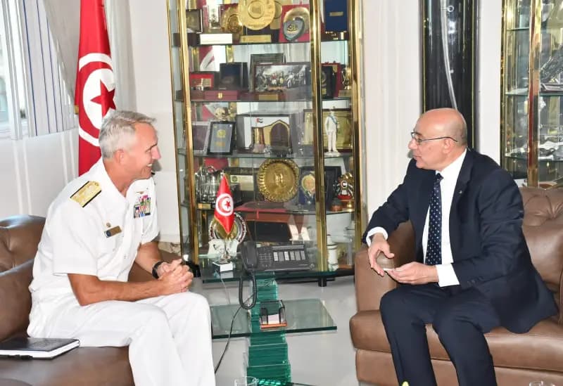 Defense Minister meets US Sixth Fleet Commander