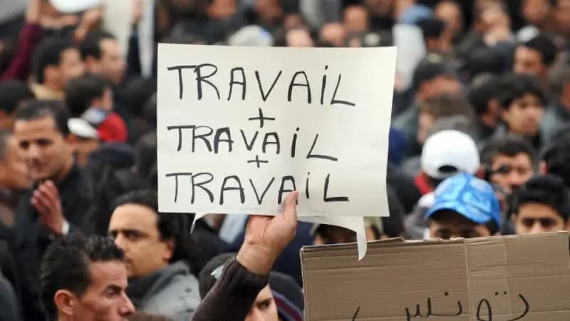 محتجون عاطلون يطالبون