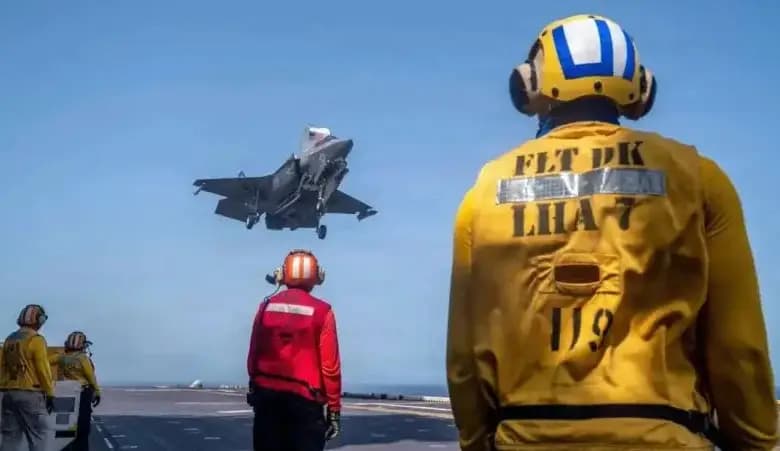 US aircraft carrier en route to Middle East