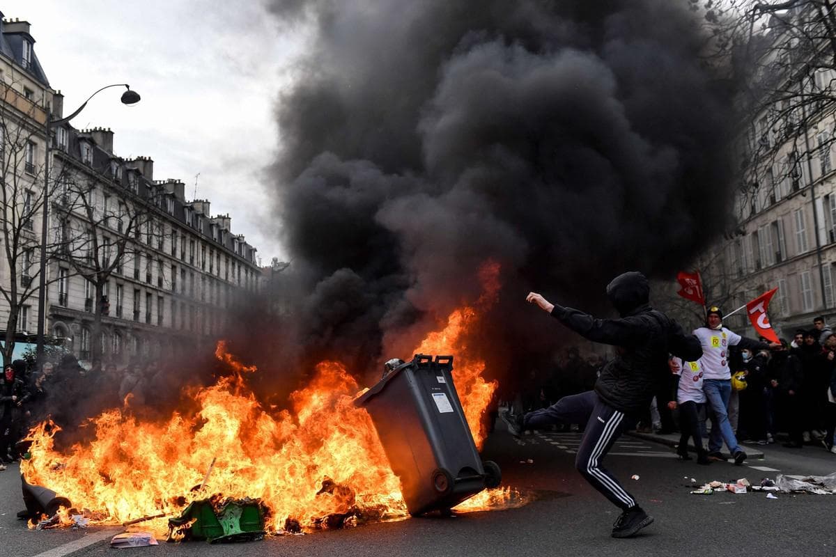Macron vows to stop riots amid Yellow Vests prep