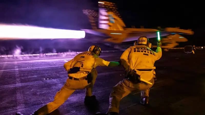 US mobilizes military amid Iran warning