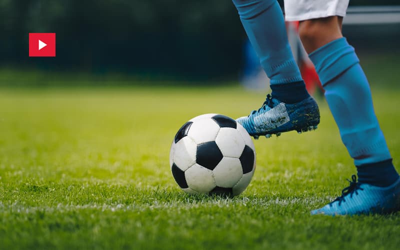 لاعب ينفذ ركلة جزاء غريبة