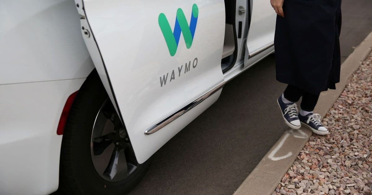 شركة Waymo توقف سيارة وسلاح مع قاصرين