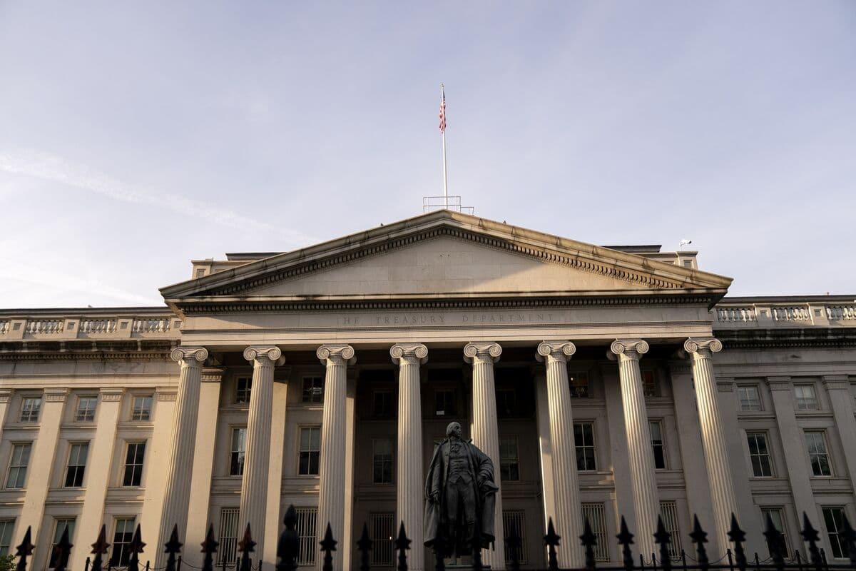 Long-Dated Bonds Rise Amid Buyback Efforts