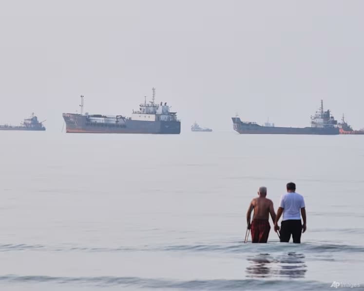 IMI Reports 6000 Sailors Stranded in Strait
