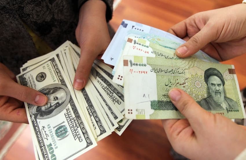 Iranian currency drops again to 21 million tomans per 100 dollars