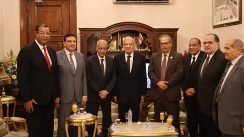 رئيس وزراء سابق يهنئ قاضي استئناف القاهرة