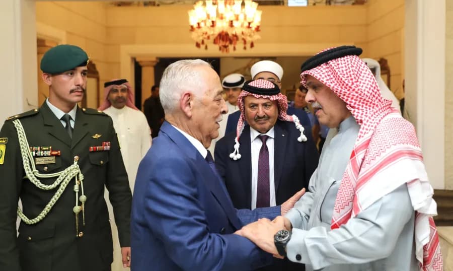 Al-Aisawi relays condolences on Bahraini ambassador's brother