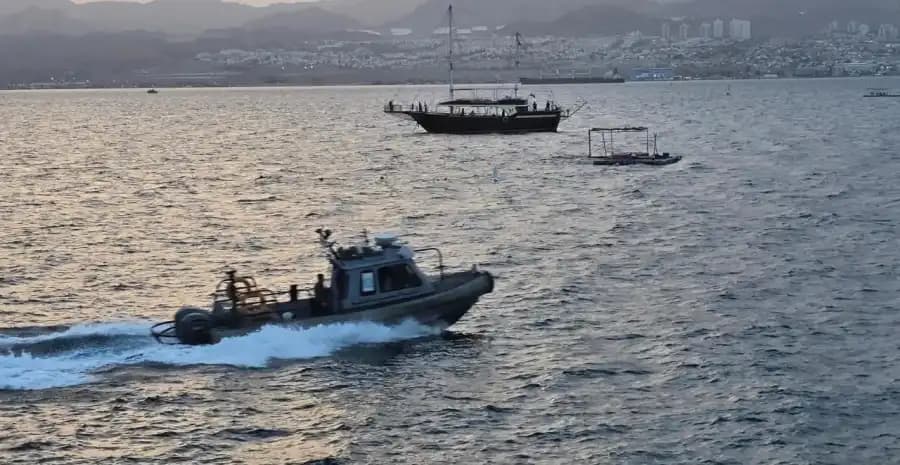 Navy and Royal Boats Rescues Citizen in Aqaba