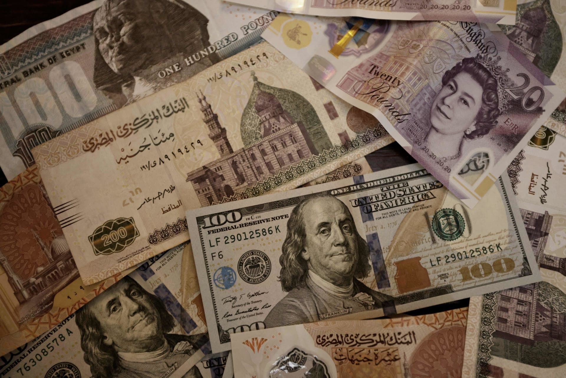 الدولار ينخفض 13 قرشاً اليوم