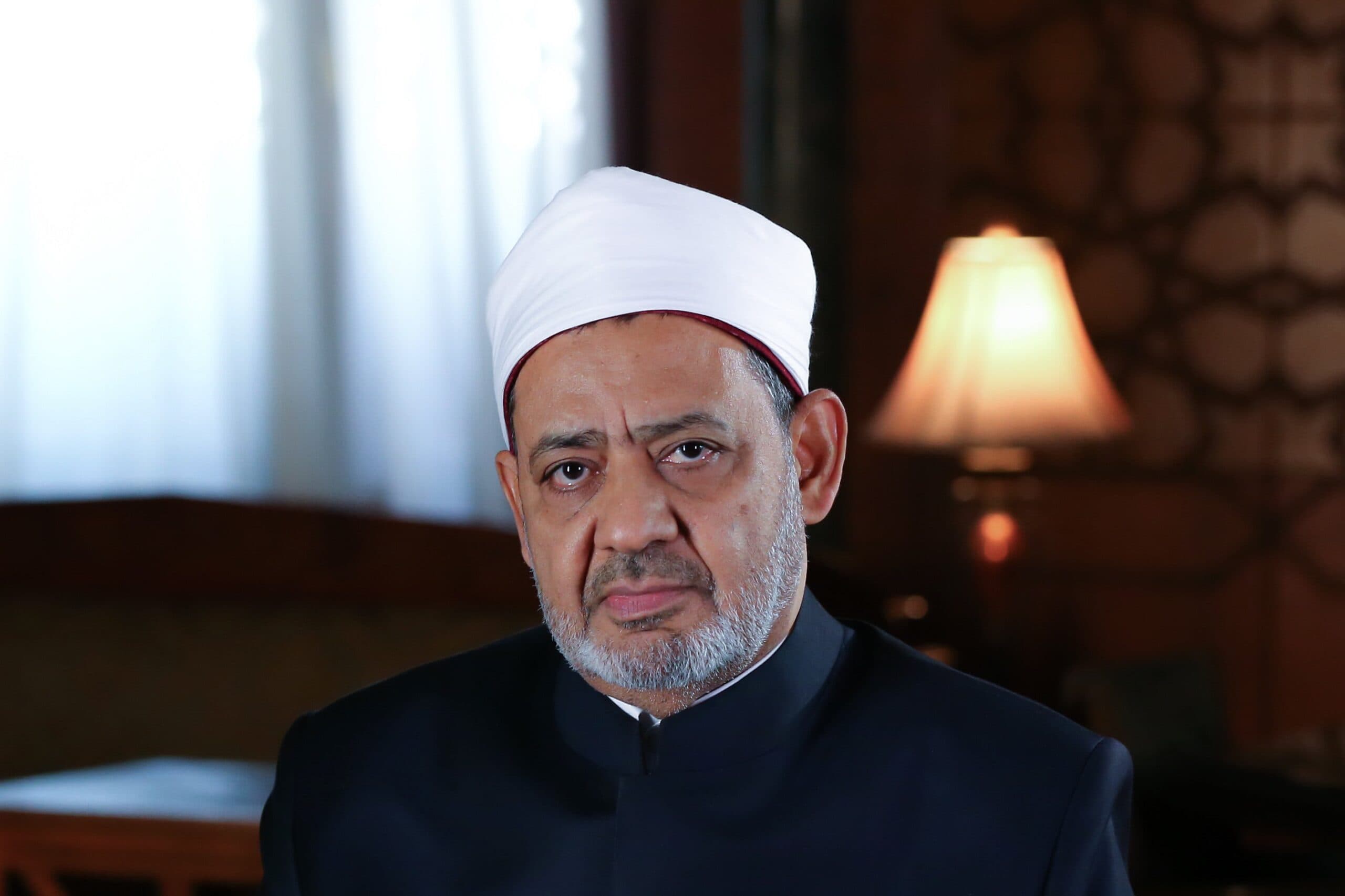 شيخ الأزهر يتابع صحة أيمن عبد الغني وعديله بعد انقلاب السيارة