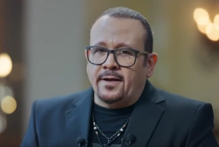 هشام عباس يوضح سر فرح أغانيه