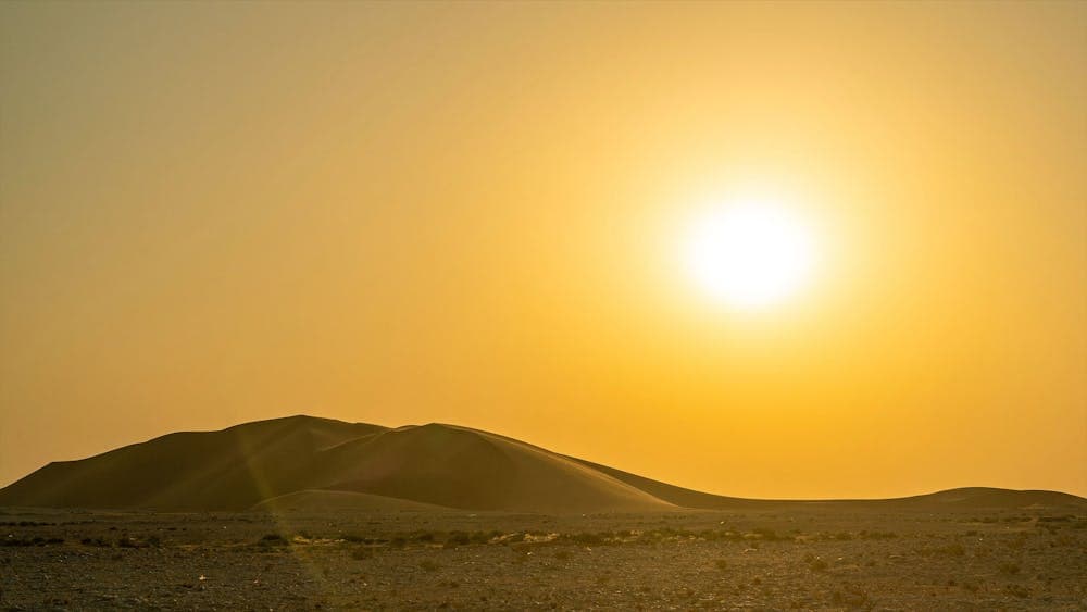 الأرصاد تتوقع طقسًا حتى الاثنين مع شبورة ودرجة 42