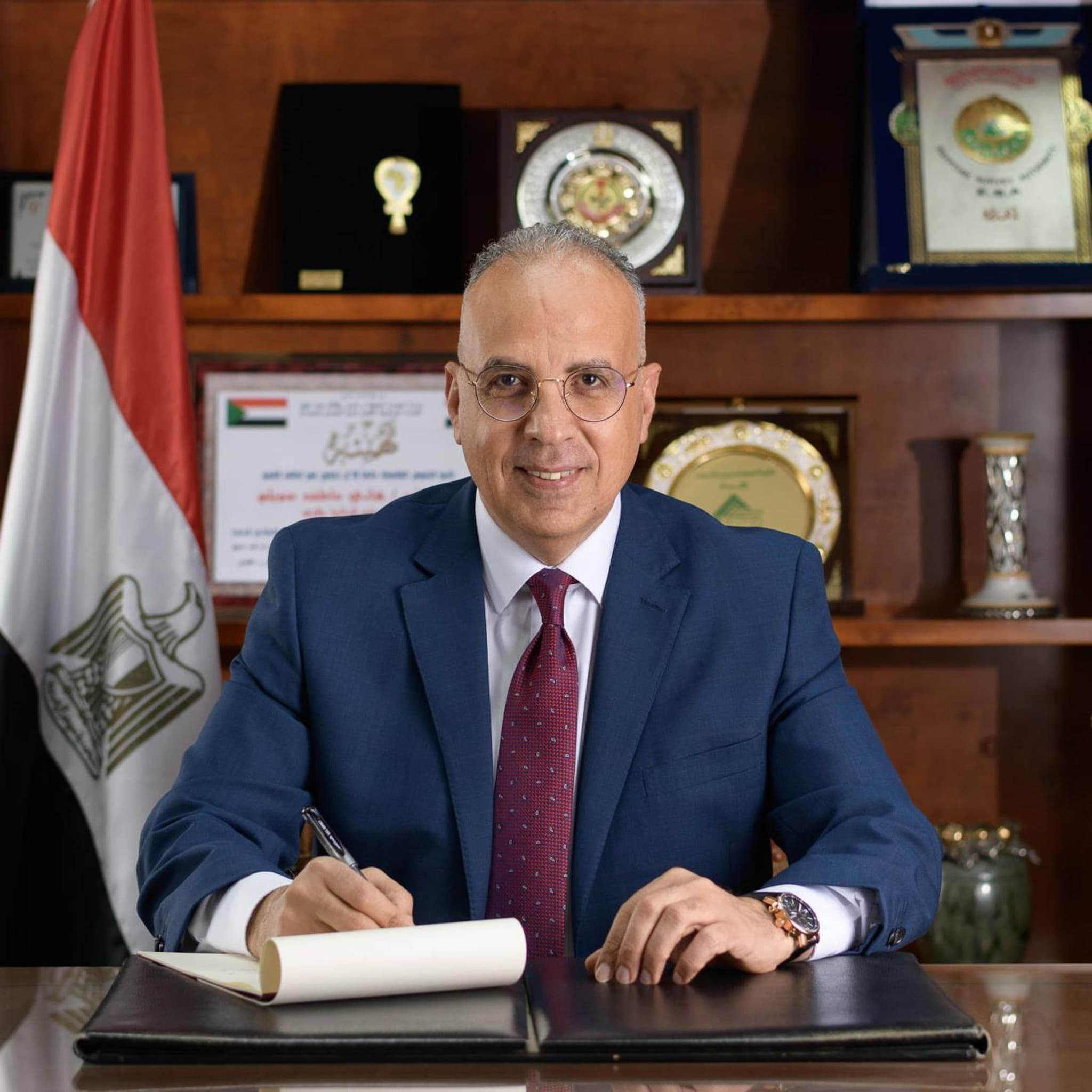 وزير الري ي oversees مشروع النصر 5 في البحيرة