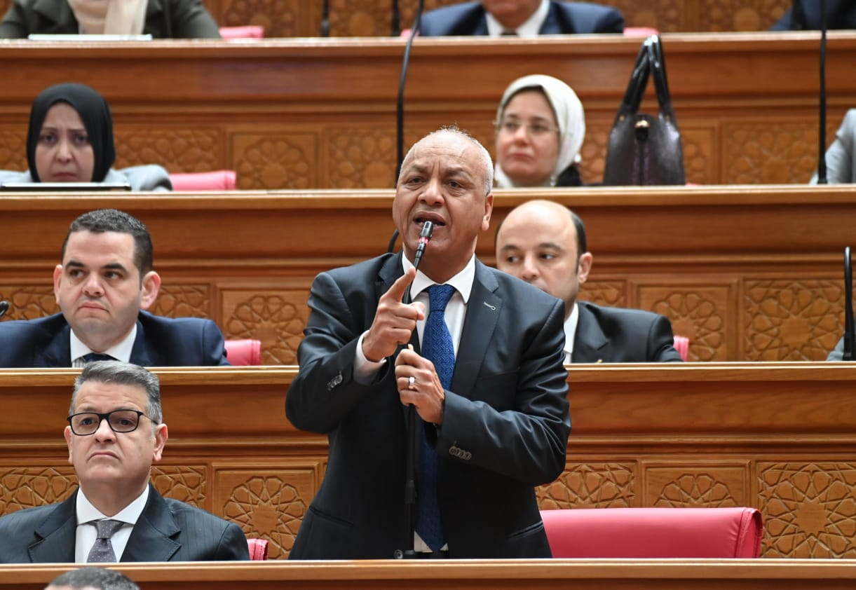 مصطفى بكري يعد قانونا لإعادة رواتب التدريس