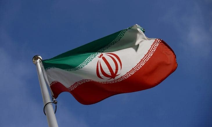 طهران تندد بالهجمات الأمريكية وتستهدف حاملة طائرات