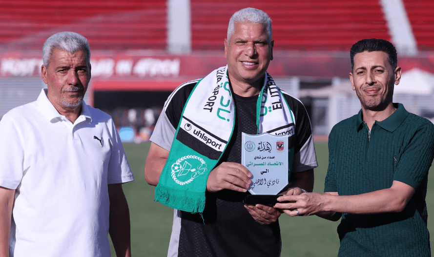 الاتحاد المصراتي يقدم لوائل جمعة درع النادي