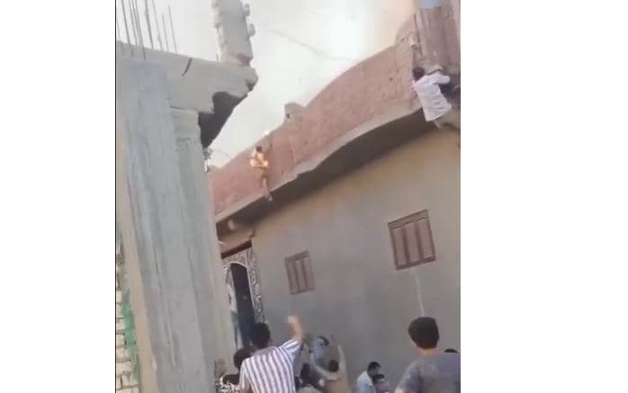 حريق أعلی سطح منزل في الصعيد