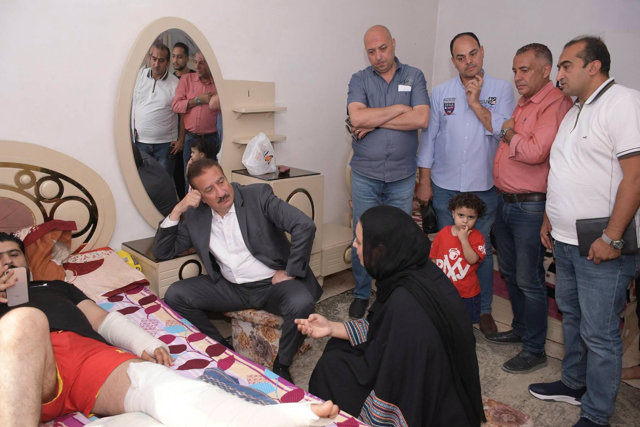 محافظ بورفؤاد يزور أسرة للاطمئنان على الأب والأبناء