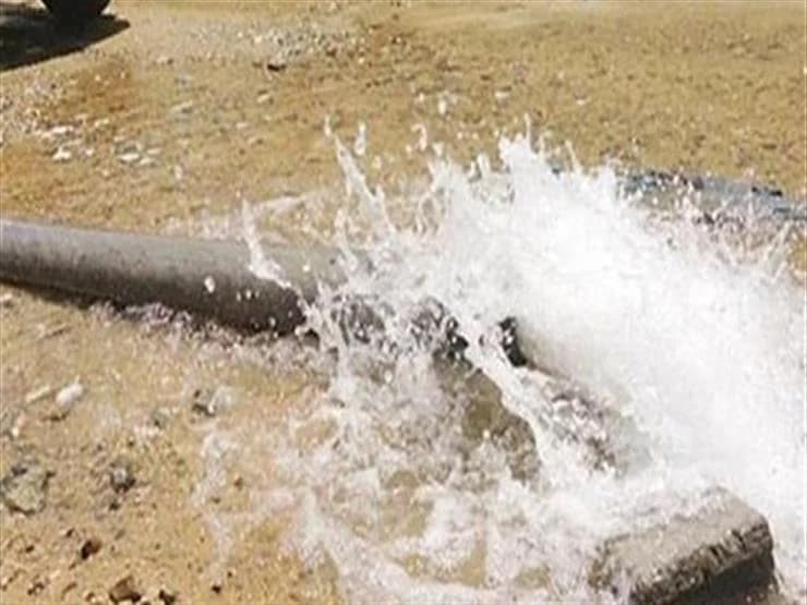 انفجار ماسورة يسبب فيض مياه وهبوط أرضي في طريق الواحات